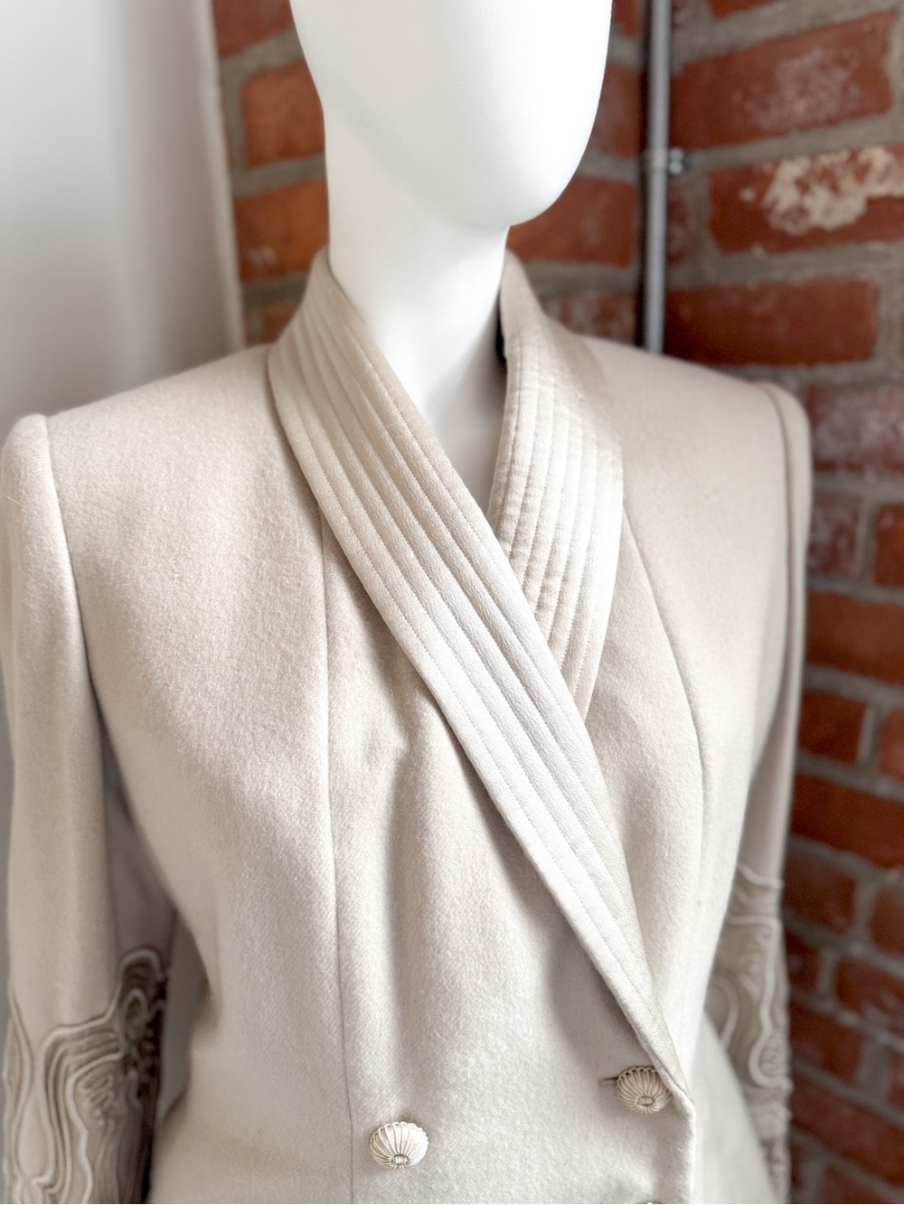 Vintage Valentino Haute Couture Ivory Embroidered Double-Breasted Jacket - Picture 4 of 11